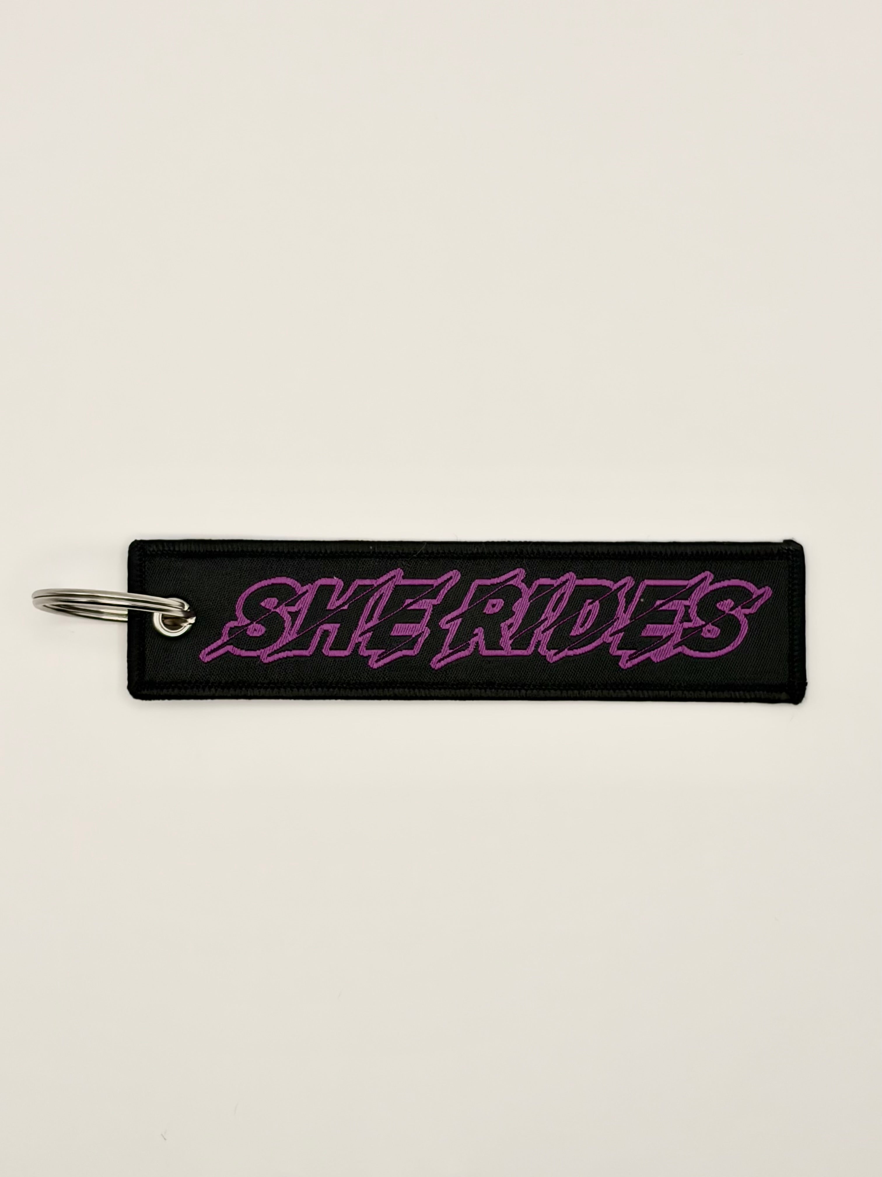 She Rides keychain paars